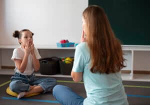 Découvrez ce qu'est l'autisme : ses caractéristiques, ses causes, son diagnostic et les solutions pour mieux accompagner les personnes concernées.