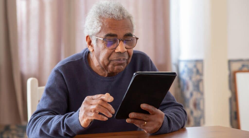 Découvrez des conseils simples et efficaces pour entretenir votre mémoire après 60 ans : alimentation, exercices cognitifs et habitudes saines pour préserver vos capacités mentales.