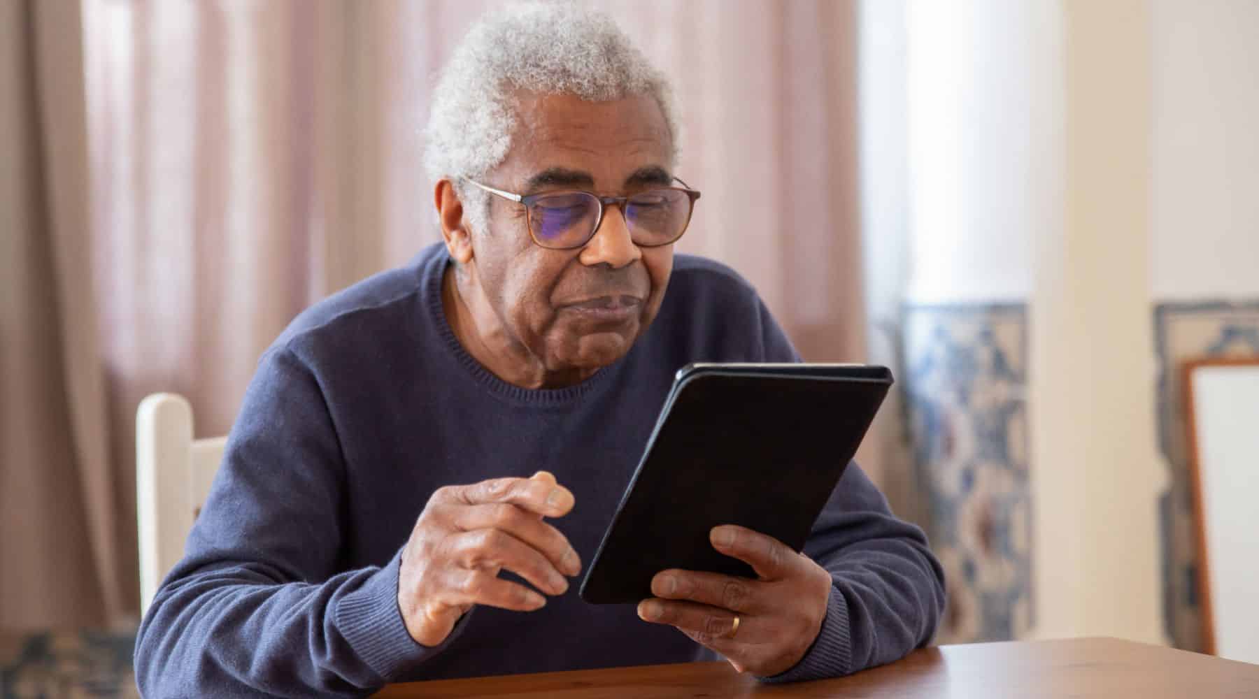 Découvrez des conseils simples et efficaces pour entretenir votre mémoire après 60 ans : alimentation, exercices cognitifs et habitudes saines pour préserver vos capacités mentales.