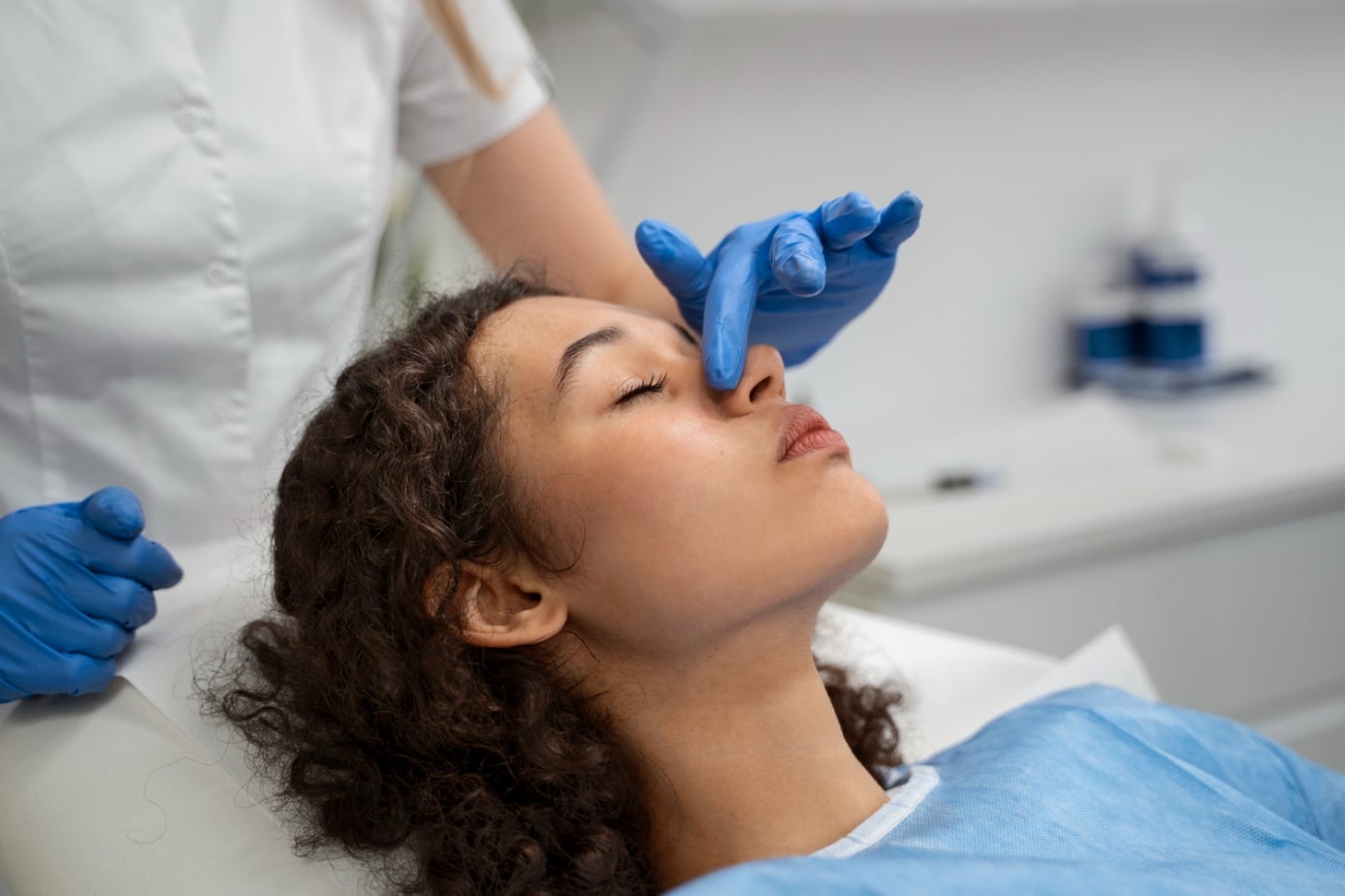 Découvrez la rhinoplastie, une intervention esthétique et fonctionnelle qui remodèle le nez pour améliorer l'harmonie du visage et la respiration. Avantages, procédures et conseils à connaître.