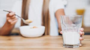 Le kéfir, probiotique naturel, pourrait aider à prévenir Alzheimer en agissant sur le microbiote et l’inflammation. Découvrez ce que dit la science.