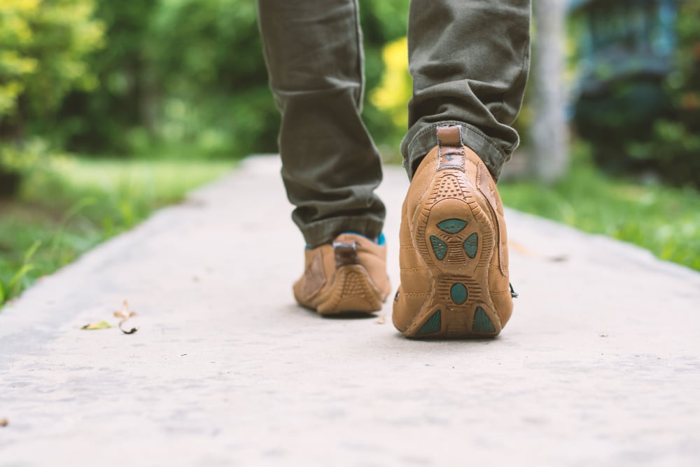 Découvrez 6 bienfaits essentiels des chaussures orthopédiques pour votre santé : confort, posture, prévention des douleurs et prise en charge possible.