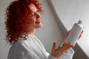 Découvrez les bienfaits du shampoing sans sulfate : cheveux doux, cuir chevelu apaisé et routine capillaire plus saine au quotidien
