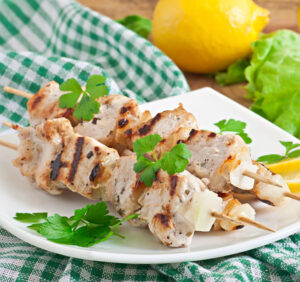 Découvrez une recette saine et savoureuse de brochettes de poulet marinées au yaourt, faciles à préparer et parfaites pour l'été.