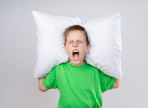 Découvrez des astuces simples pour aider votre enfant qui ne dort pas, créer une routine pour améliorer son sommeil pour des nuits paisibles.