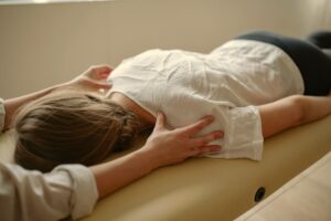 Découvrez la kinésiologie : une méthode douce pour libérer stress, blocages et émotions, et retrouver équilibre et bien-être durable.