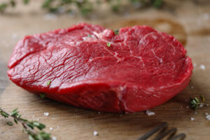 Découvrez si la viande rouge peut avoir sa place dans une alimentation saine et équilibrée, ou si elle doit être évitée.