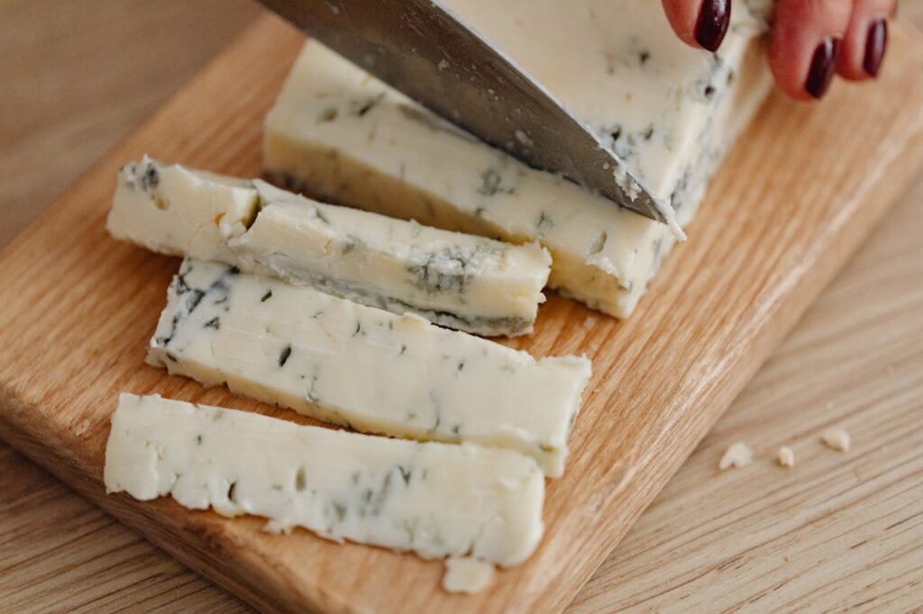 Fromage et santé sont-ils incompatibles ? Découvrez comment intégrer le fromage dans une alimentation équilibrée sans culpabiliser.