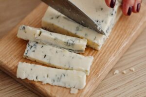 Fromage et santé sont-ils incompatibles ? Découvrez comment intégrer le fromage dans une alimentation équilibrée sans culpabiliser.