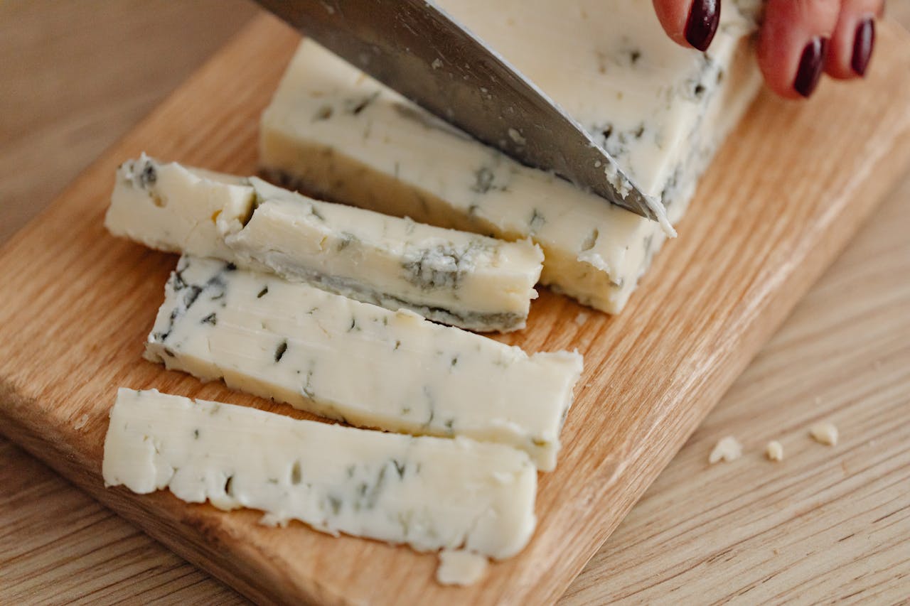 Fromage et santé sont-ils incompatibles ? Découvrez comment intégrer le fromage dans une alimentation équilibrée sans culpabiliser.