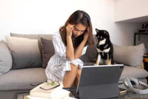 Votre stress au travail pourrait impacter le comportement de votre chien. Découvrez comment protéger son bien-être.