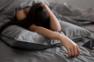 Mélatonine : efficace pour le sommeil ou pas ? Effets secondaires, posologie et précautions à connaître avant d’en prendre.