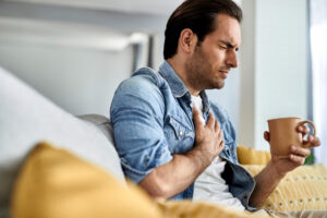 Découvrez 3 boissons du quotidien qui augmentent le risque d’AVC et comment les éviter pour protéger votre santé cérébrale.