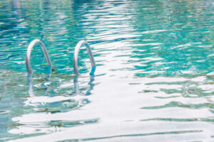 L’eau de la piscine est-elle vraiment propre ? Découvrez les risques liés au chlore, aux microbes, et les bons gestes pour une baignade sans danger.
