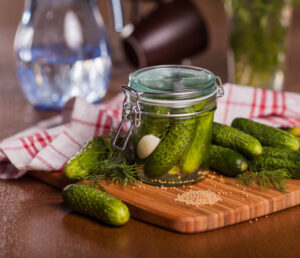 Découvrez comment les cornichons peuvent aider à réguler la glycémie et réduire les pics de sucre après les repas, grâce à une astuce simple et naturelle.
