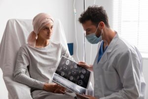 Médecine de précision en oncologie : découvrez comment le profilage génétique des tumeurs révolutionne le traitement du cancer avec des thérapies personnalisées et ciblées.