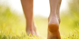 Découvrez pourquoi marcher pieds nus peut transformer votre posture, stimuler vos muscles et apaiser votre esprit, avec des conseils pratiques pour débuter.