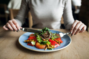 Manger sans grossir : découvrez des astuces simples, aliments rassasiants et 5 recettes rapides pour rester mince, sain et plein d’énergie au quotidien.