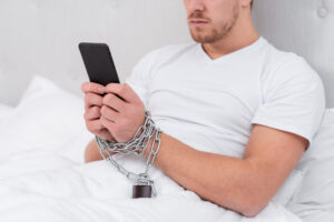 Découvrez les 5 signes révélateurs qu’il est temps d’arrêter le porno et comment reprendre le contrôle de votre sexualité et de vos relations.