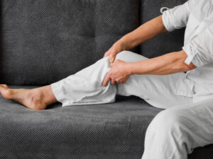 Pourquoi vos jambes bougent la nuit ? Le syndrome des jambes sans repos pourrait en être la cause. Découvrez des solutions naturelles pour retrouver un sommeil paisible. %