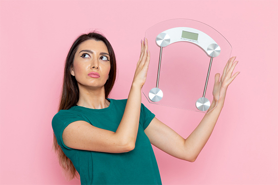 Femme avec une balance