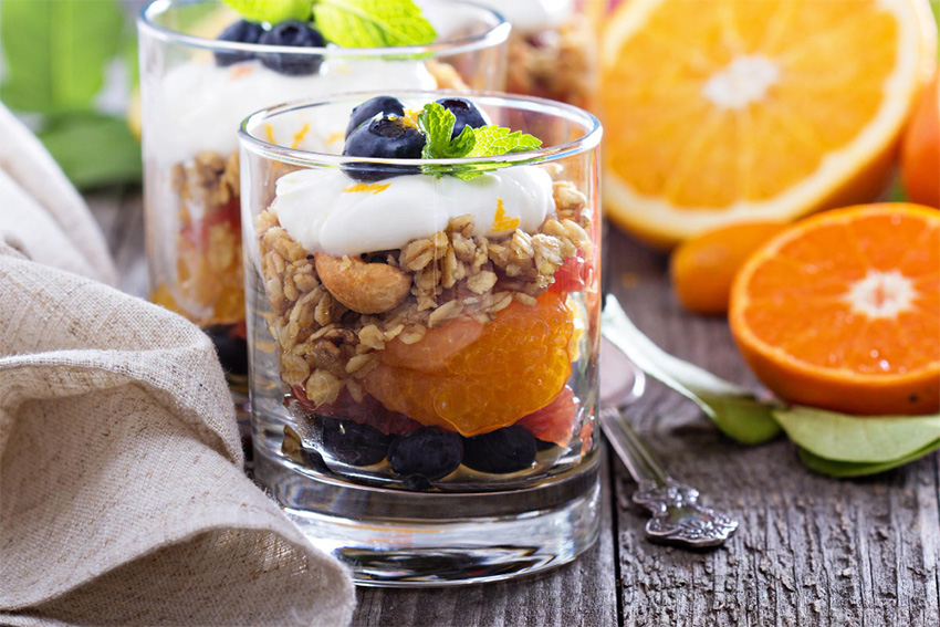Parfait du petit-déjeuner au yogourt granola aux oranges
