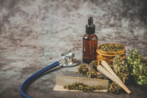 Broyeur de mauvaises herbes, huile de canabis et joint sur pose
