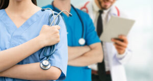 médecin en tenue de travail