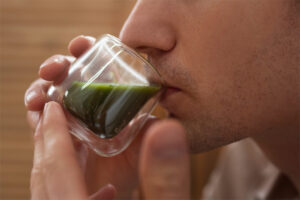 Vue de côté homme buvant du thé matcha