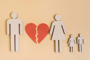 Vue de dessus des formes humaines de la famille séparé suite à un divorce