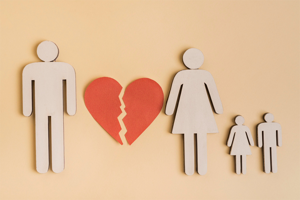 Vue de dessus des formes humaines de la famille séparé suite à un divorce